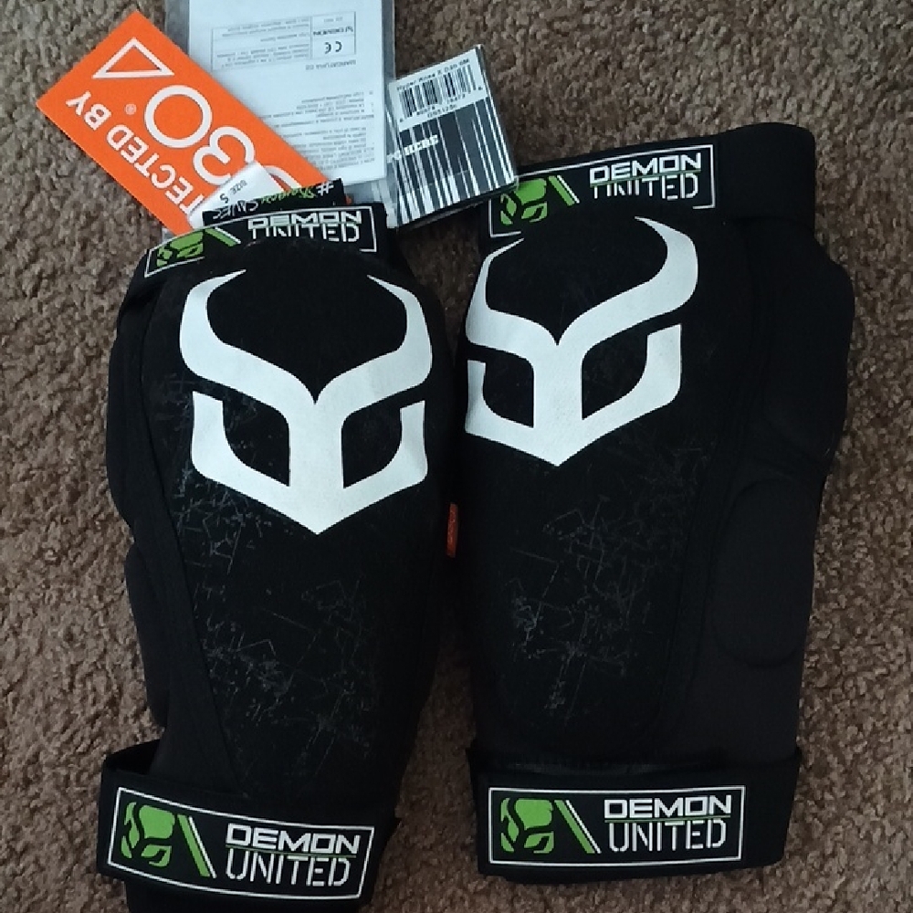 Demon United Black Protective Knee Pads
